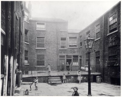 Kinder spielen auf dem Hirst Square, Leeds, bevor er abgerissen wurde, um Platz für das neue Rathaus zu machen, 29. Juli 1930 von English Photographer